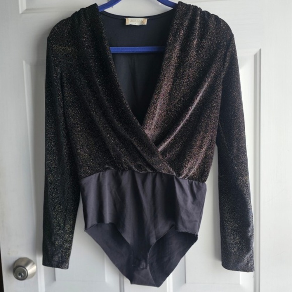 Altar'd State Black Gold Metallic Shimmer Surplice Bodysuit Small‎